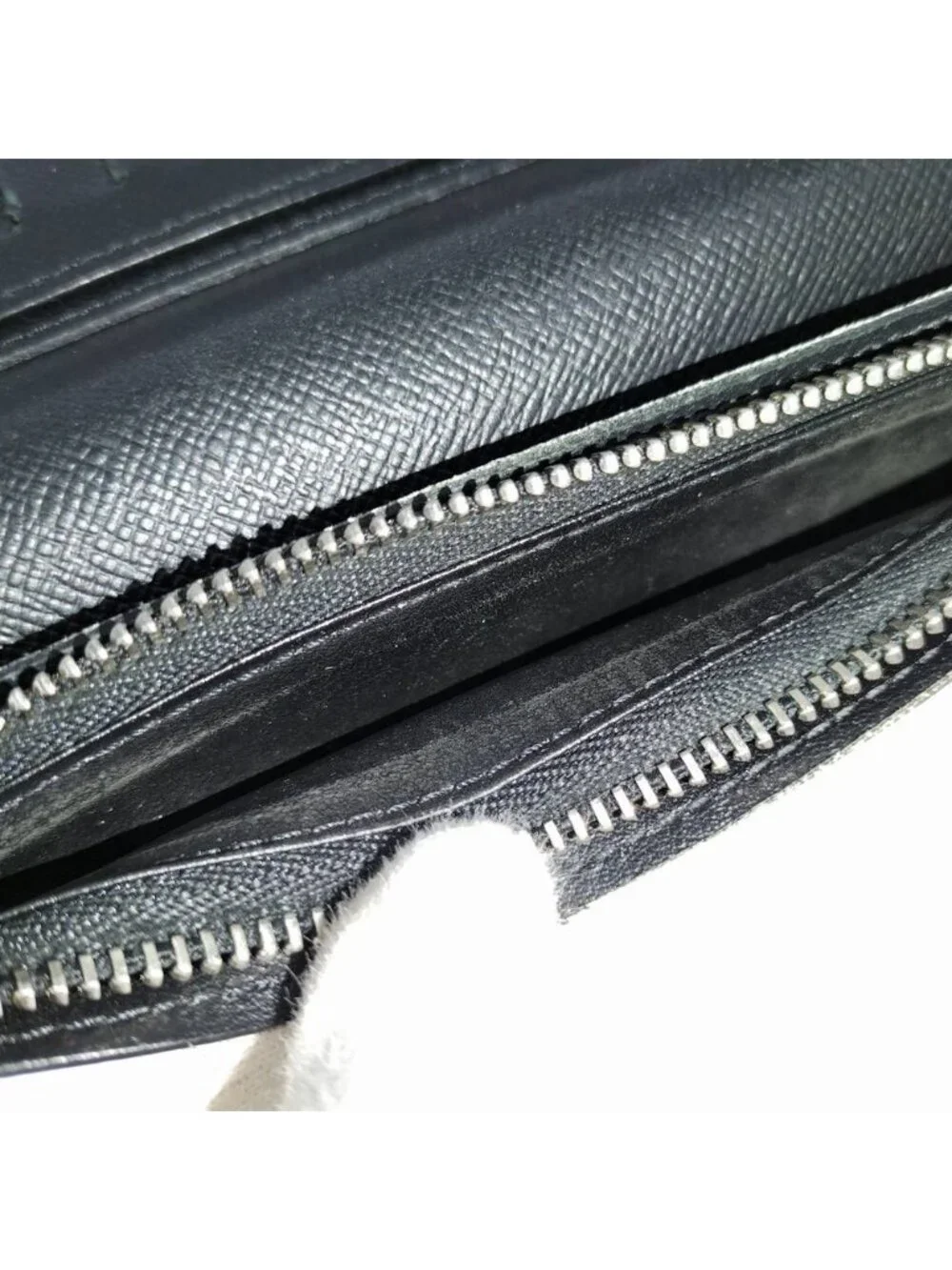 Louis Vuitton Portefeuille Brazza Wallet Taiga Noir